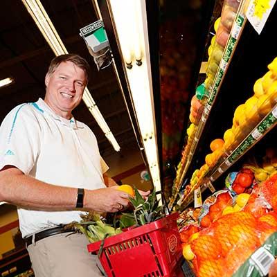 托德·巴蒂在货架上摘水果