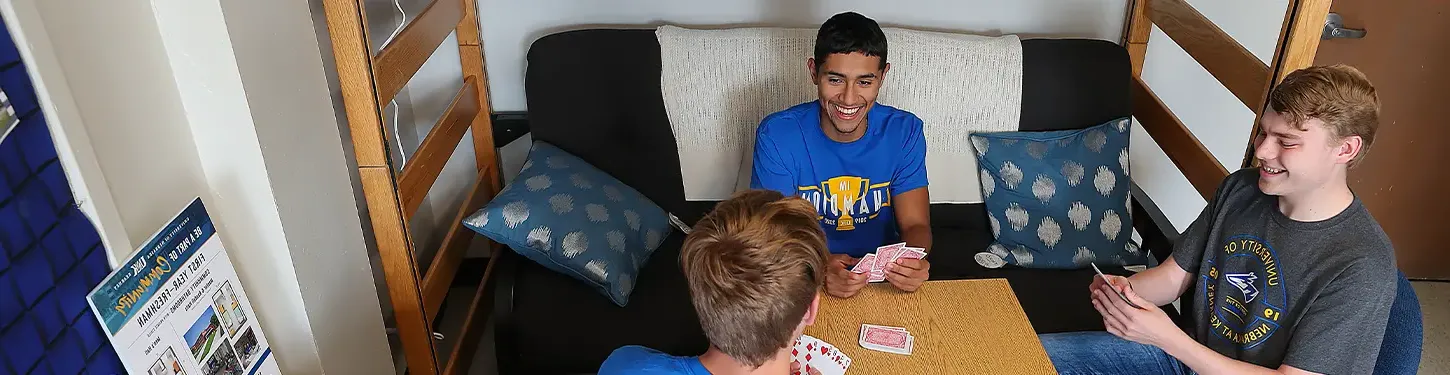 学生们在宿舍里打牌