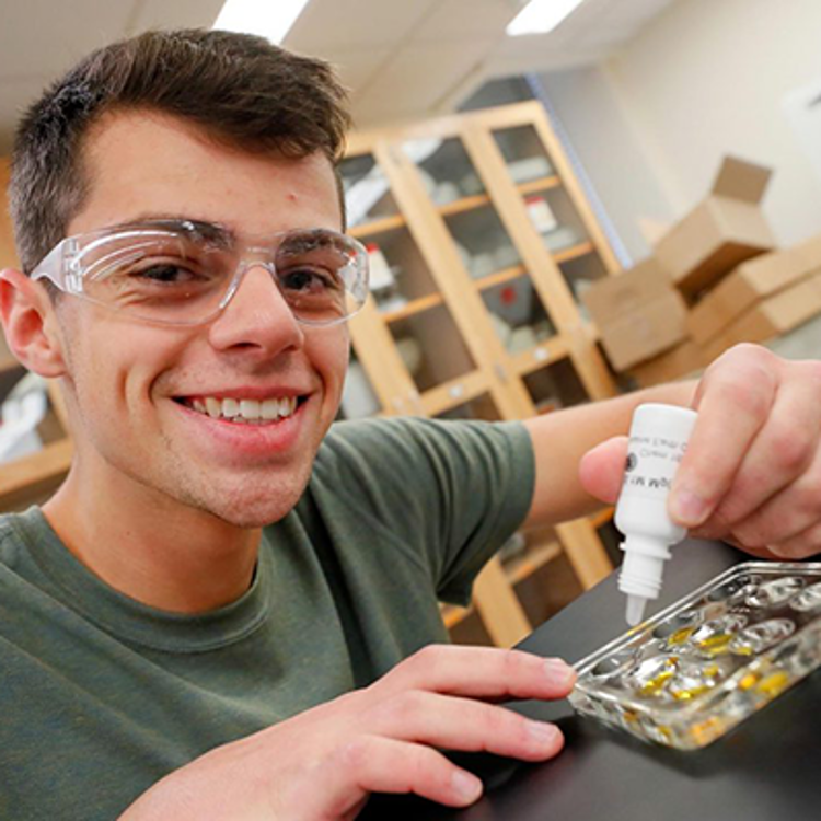 bet36365体育 freshman Henrique Adabo, a biology major from Columbus, is one of 40 first-year students in the Kearney Health Opportunities Program Learning Community.